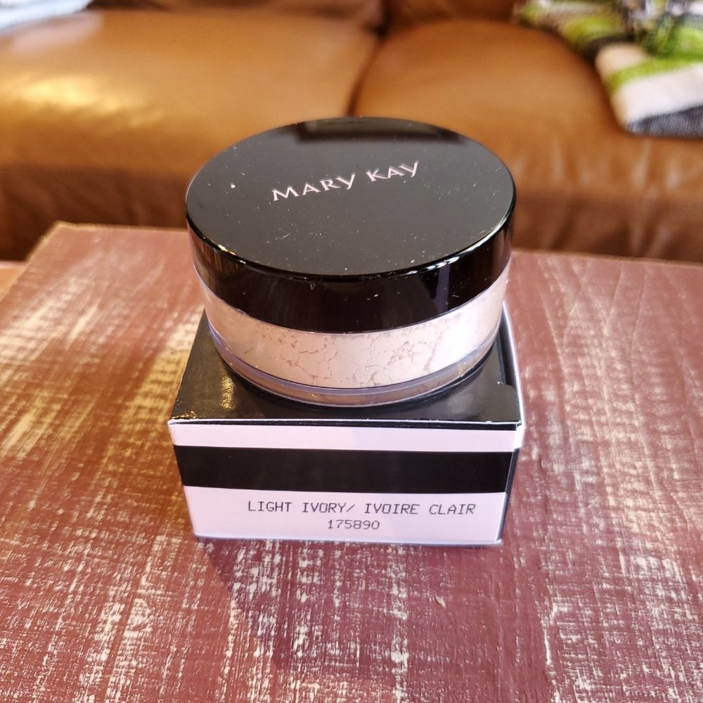 Light Ivory Silky Setting Powder Mary Kay - Picture 2 of 6